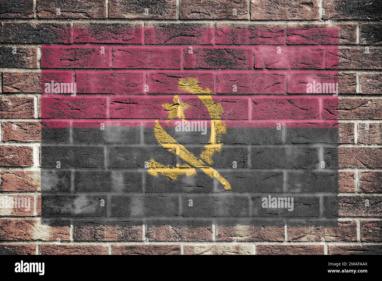 Drapeau de l'Angola sur fond de mur de briques Banque D'Images