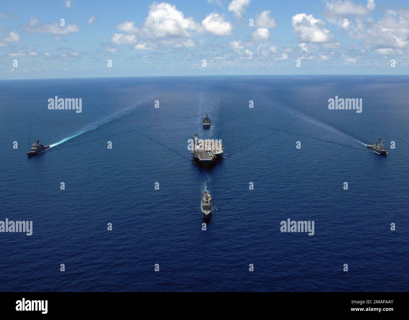 060429-N-9621S-014. [Complete] Scene Caption: USN Navy (USN) les navires affectés au George Washington Carrier Strike Group (GWCSG) naviguent en formation lors d'un exercice de photo de groupe de grève, dans la mer des Caraïbes, tout en participant à l'exercice du Partenariat des Amériques, Une formation et un déploiement de préparation maritimes ont été réalisés avec les pays des Caraïbes et d'Amérique latine à l'appui des objectifs du Commandement Sud des États-Unis (SOUTHCOM) pour améliorer la sécurité maritime. Photo dans le sens des aiguilles d'une montre à partir du premier plan: Oliver Hazard Perry Class: Guided missile Frigate, USS UNDERWOOD (FFG 38), le Arleigh Burke Banque D'Images
