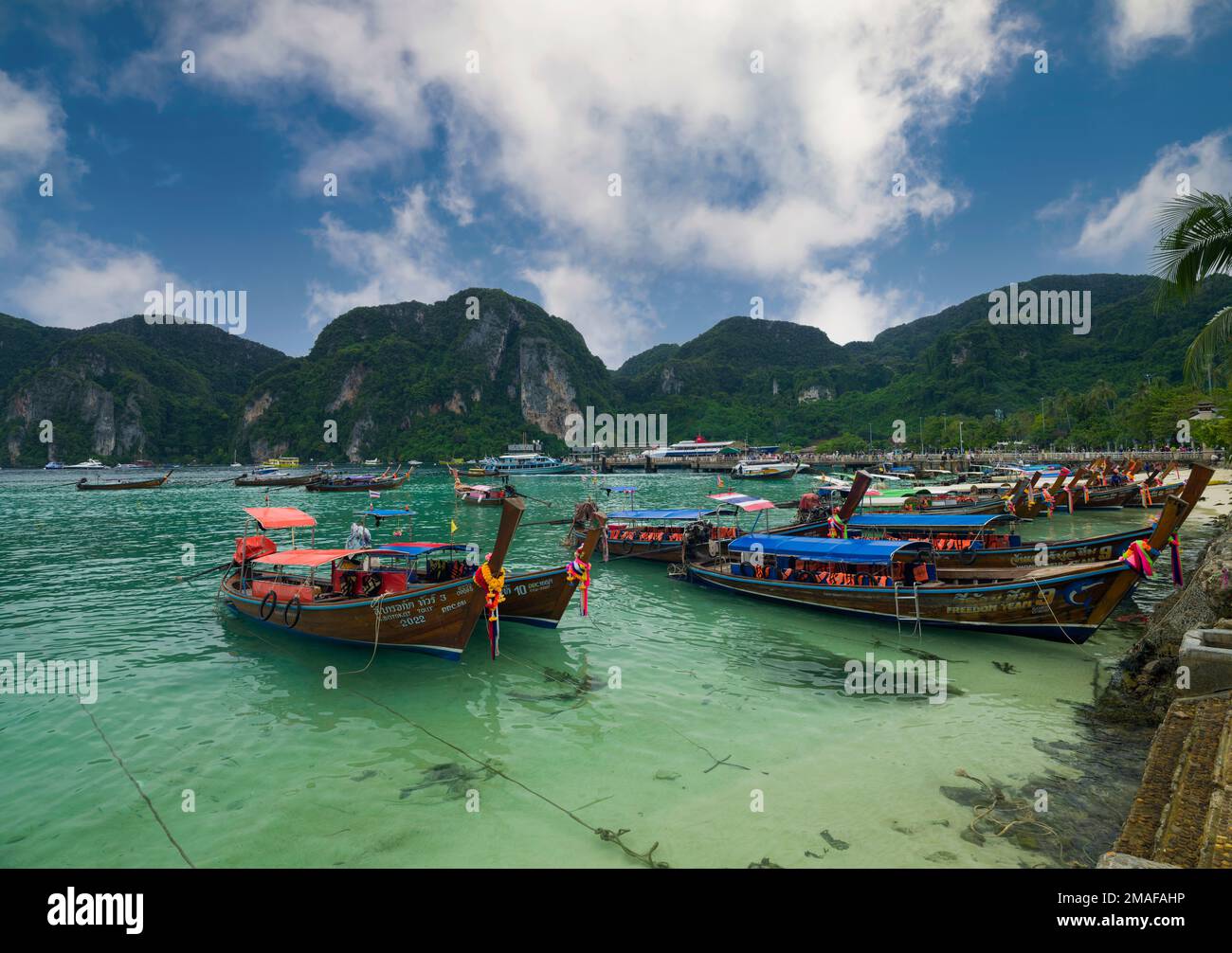 Phi Phi Island, Krabi, Thaïlande. 4 décembre 2022. La célèbre plage ton Sai. Bateaux d'excursion traditionnels sur la plage et belle vue sur la baie. Banque D'Images