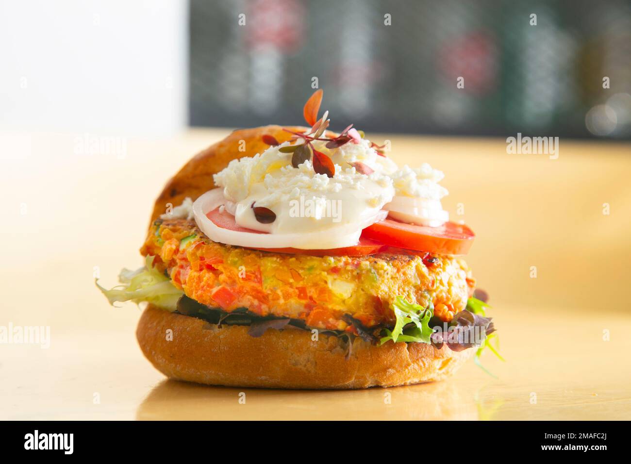 Hamburger végétarien préparé avec un mélange de légumes et de produits tels que le tofu ou le seitan. Banque D'Images