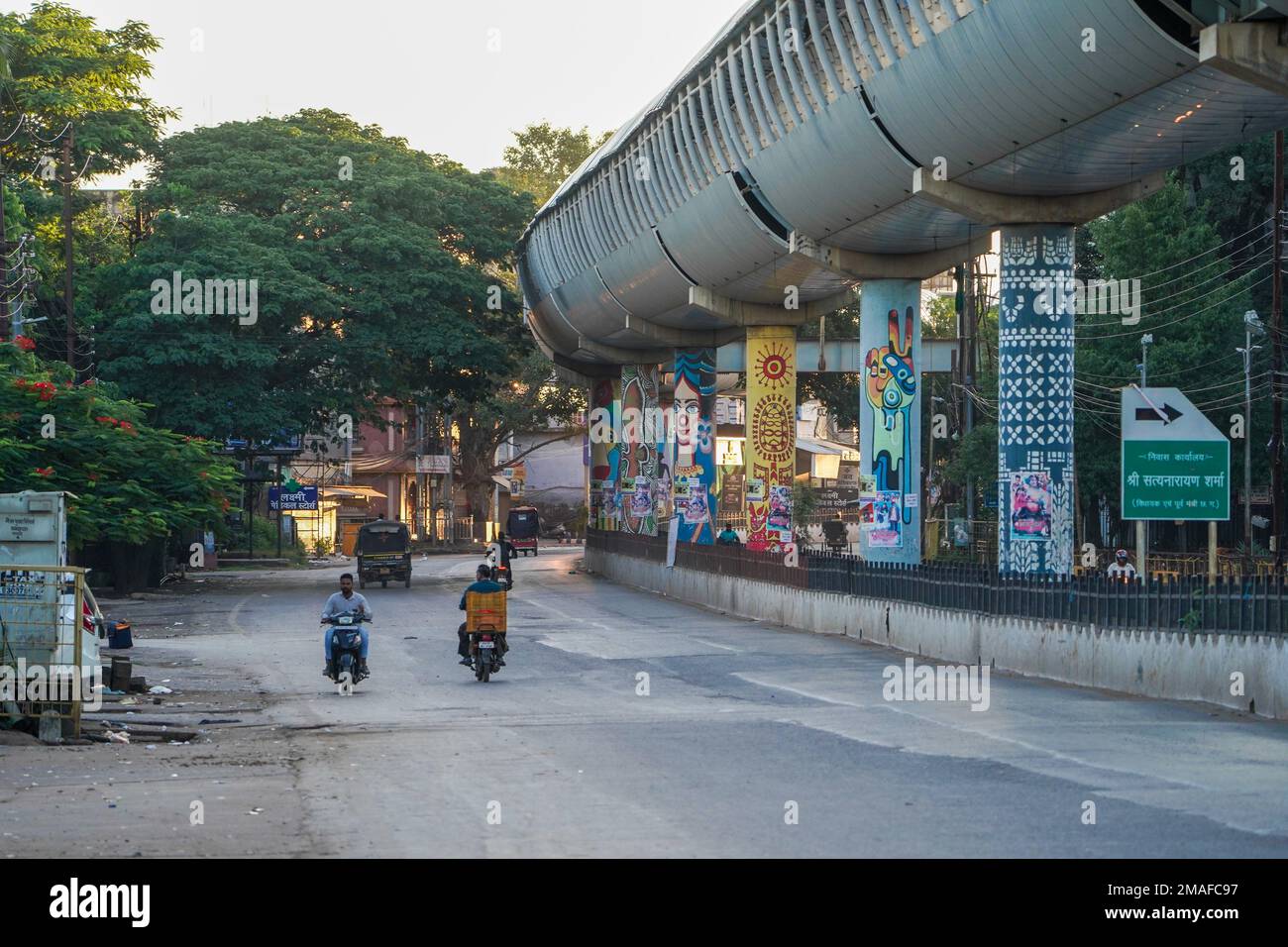 Janvier 2022, Raipur, Chhattisgarh, route vide du matin à Raipur, Skywalk à raipur, architectures de bâtiments, routes avec moins de personnes en véhicule ou bik Banque D'Images