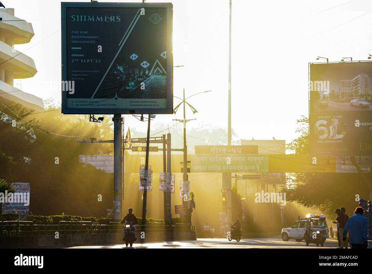 1 janvier 2023, raïpur, chhattisgarh, rayons du soleil du matin ou des lumières passant à travers des bâtiments et des exploitations et des rayons tombant sur la route vide de raïpur, chha Banque D'Images