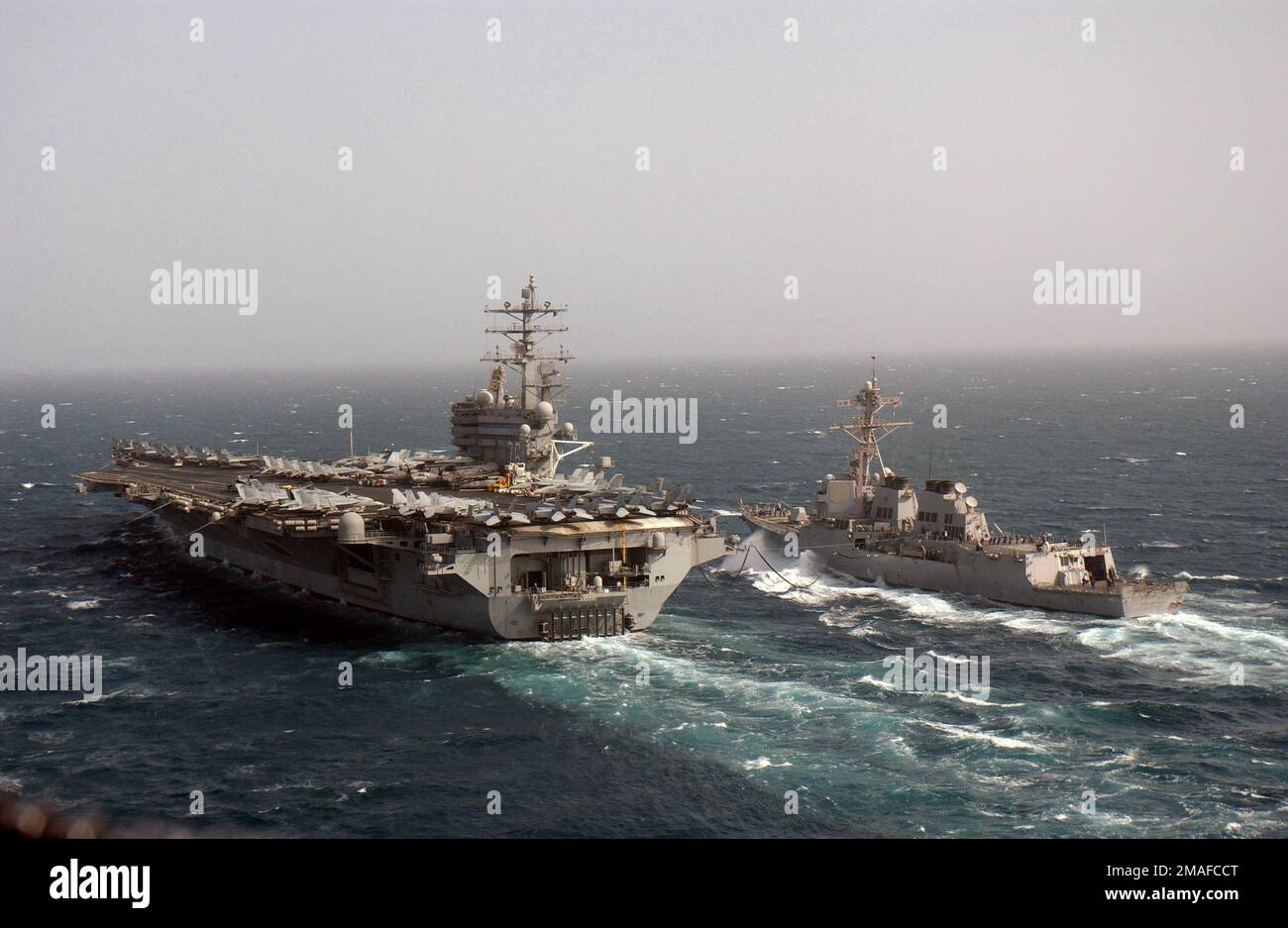 060505-N-0610T-208. [Complete] Scene Caption: The US Navy (USN) Arleigh Burke-class guidé missile destroyer USS MCCAMPBELL (DDG 85) vient aux côtés de l'USN Nimitz-Class porte-avions USS Ronald REAGAN (CVN 76) pour un ravitaillement de routine en mer à l'appui de la guerre mondiale contre le terrorisme (GWOT).2006 USS McCampbell (DDG 85) Vient aux côtés de l'USS Ronald Reagan (CVN 76) pour un ravitaillement en mer de routine (FAS). Reagan est actuellement déployé dans le cadre d'une rotation routinière des forces maritimes américaines à l'appui des opérations liberté en Irak et Freedomas durables, ainsi que de la conduite des opérations de sécurité maritime (MSO) i Banque D'Images