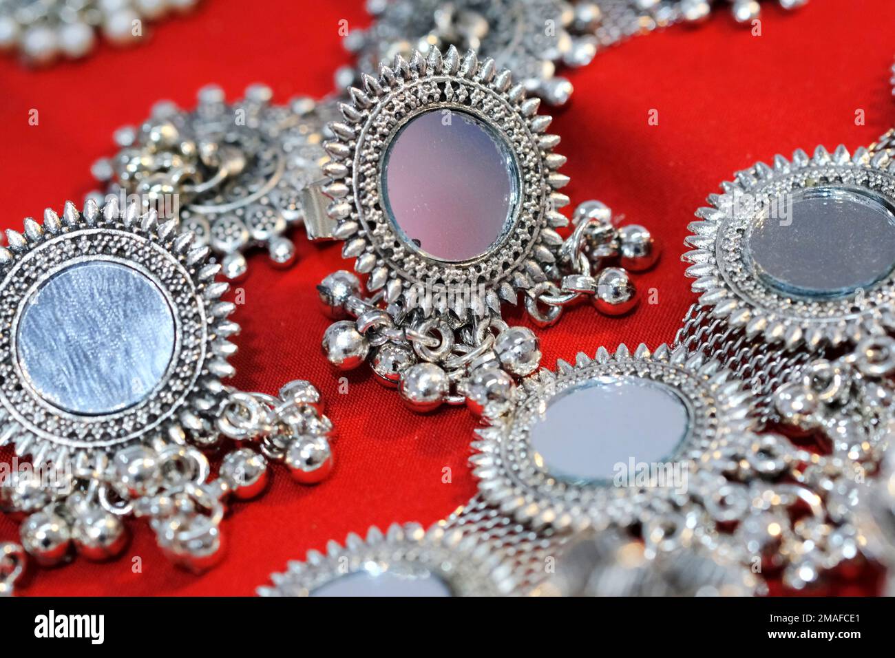 Bijoux traditionnels indiens présentés dans un magasin de rue à vendre à Pune, Maharashtra. Art indien, bijoux traditionnels indiens, concentration sélective. Banque D'Images