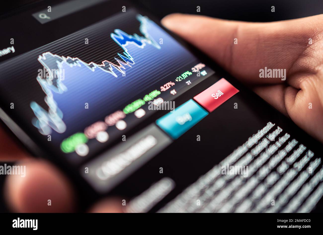 Bourse avec téléphone. Vendre et acheter après la croissance financière du marché et l'augmentation des prix. Données de bourse sous forme de graphique et de graphique. Succès et profit. Banque D'Images