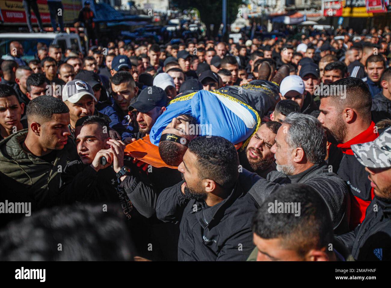 (NOTE DE LA RÉDACTION : l'image dépeint la mort) les hommes armés et les bourreurs palestiniens portent le corps d'un palestinien, un des deux Palestiniens, Adham Jabareen, 28 ans, et Jawad Bawaqneh, 57 ans, Qui ont été tués par des balles de l'armée israélienne lors d'un raid dans le camp de réfugiés de Jénine, lors de leurs funérailles dans la ville de Jénine, en Cisjordanie occupée. Des témoins oculaires ont déclaré que Jabareen avait été tué par balle par l'armée israélienne lors d'affrontements avec des armes à feu, et l'enseignant de l'école Bawaqnah a essayé de lui fournir les premiers soins après qu'il soit tombé au sol. Au cours de sa tentative pour l'aider, un sniper israélien l'a tiré, et après le Th Banque D'Images