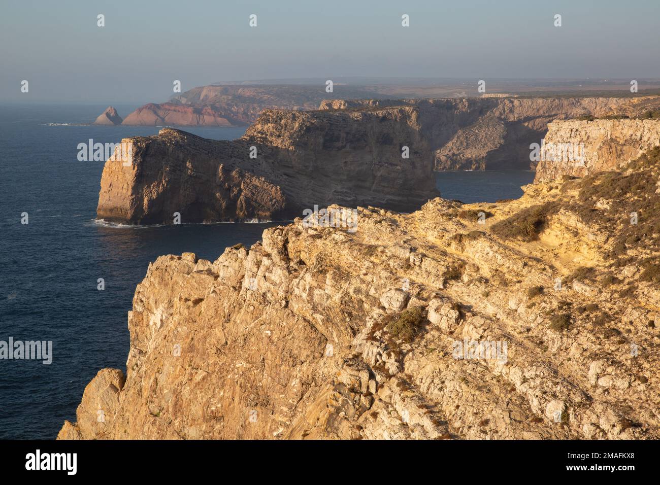 Vue sur le paysage au cap St Vincents ; Algarve, Portugal Banque D'Images