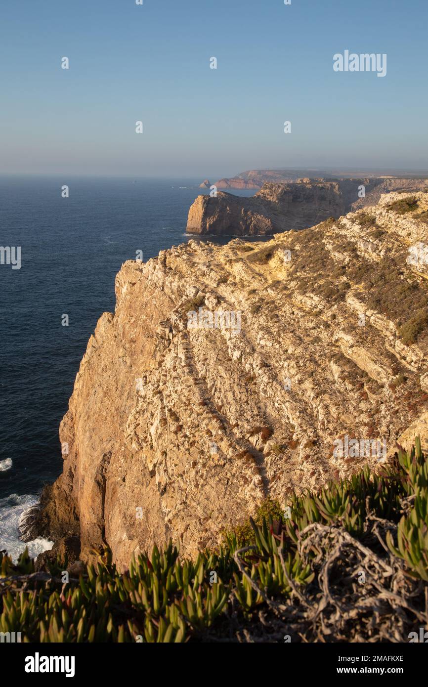 Vue sur les falaises au coucher du soleil, cap St Vincents ; Algarve, Portugal Banque D'Images