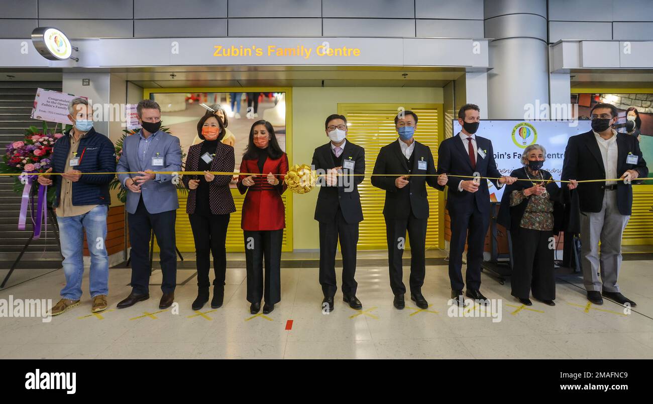 Cérémonie d'ouverture du Zubin's Family Center, avec (de gauche à droite) le Directeur général du Groupe JEB Rob Wall, le Directeur général du Groupe TCG Tim Threlkeld, le Directeur des Services de transport de Hong Kong Jeny Yeung, fondateur et PDG de la Fondation Zubin Shalini Mahtani, le Secrétaire au travail et au bien-être social Chris Sun Yuk-han, Région de l'Asie de l'est Président d'ARUP Michael Kwok, Directeur général de la Division de l'équité institutionnelle et Président du Comité de philanthropie de Hong Kong de Morgan Stanley David Walls, fondateur de Rusy and Purviz Shroff Charitable Foundation Purviz Shroff, et Co-fondateur et Président du Conseil d'administration de Zubin Foundat Banque D'Images