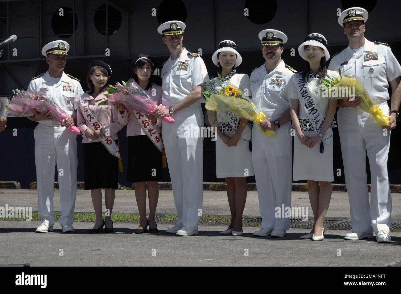 060701-N-1332Y-094. [Complete] Scene Caption: Les officiers de commandement de la Marine américaine (USN) attachés au Carrier Strike Group 5 (CSG-5), posent pour une photographie de groupe après avoir reçu des fleurs de leurs délégués du comité d'accueil, comme ils arrvine au port d'Otaru, Japon (JPN). Les officiers de l'USN photographiés de gauche à droite sont : le contre-amiral de l'USN (RADM) Doug McClain, commandant, CSG-5; le capitaine de l'USN (CAPT) Ed McNamee, commandant (CO), le porte-avions de l'USN USS KITTY HAWK (CV 63); le CAPT Michael McNellis, commandant adjoint, escadre du Carrier Air Wing 5 (CVW-5), et LE CAPITAINE Robert Girroyer, commandant de l'USN, commandant de l'escadron de l'USN Banque D'Images