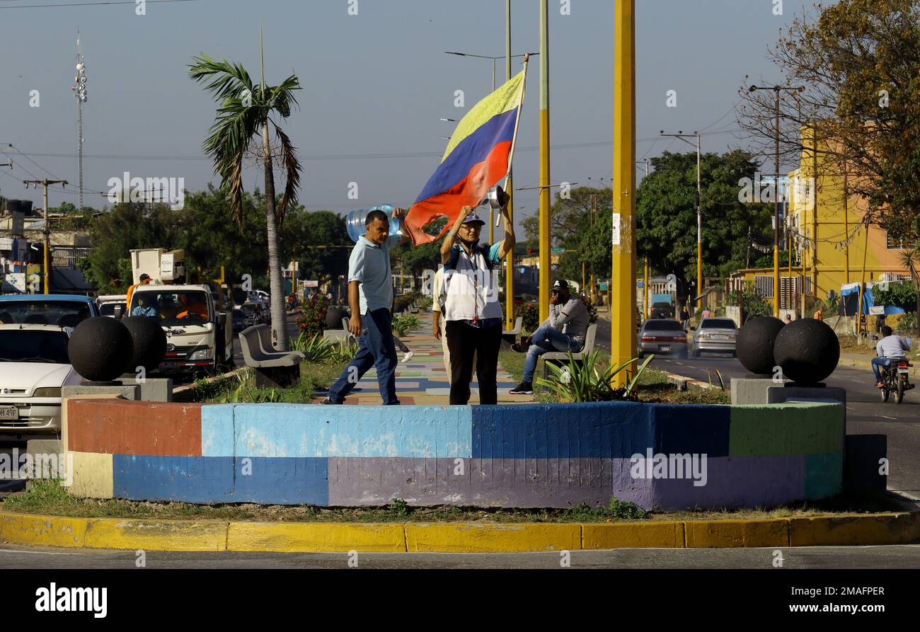 Valence, Carabobo, Venezuela. 19th janvier 2023. 19 janvier 2023. Une femme hante le drapeau vénézuélien, alors qu'elle est en route pour participer à une protestation des éducateurs, contre le président Nicolas Maduro et exigeant de meilleures conditions de travail et des augmentations de salaire pour le personnel de l'éducation. La manifestation se déroule dans la ville de Valence, dans l'État de Carabobo, et a eu lieu dans les principales villes du Venezuela. Photo: Juan Carlos Hernandez (Credit image: © Juan Carlos Hernandez/ZUMA Press Wire) USAGE ÉDITORIAL SEULEMENT! Non destiné À un usage commercial ! Banque D'Images