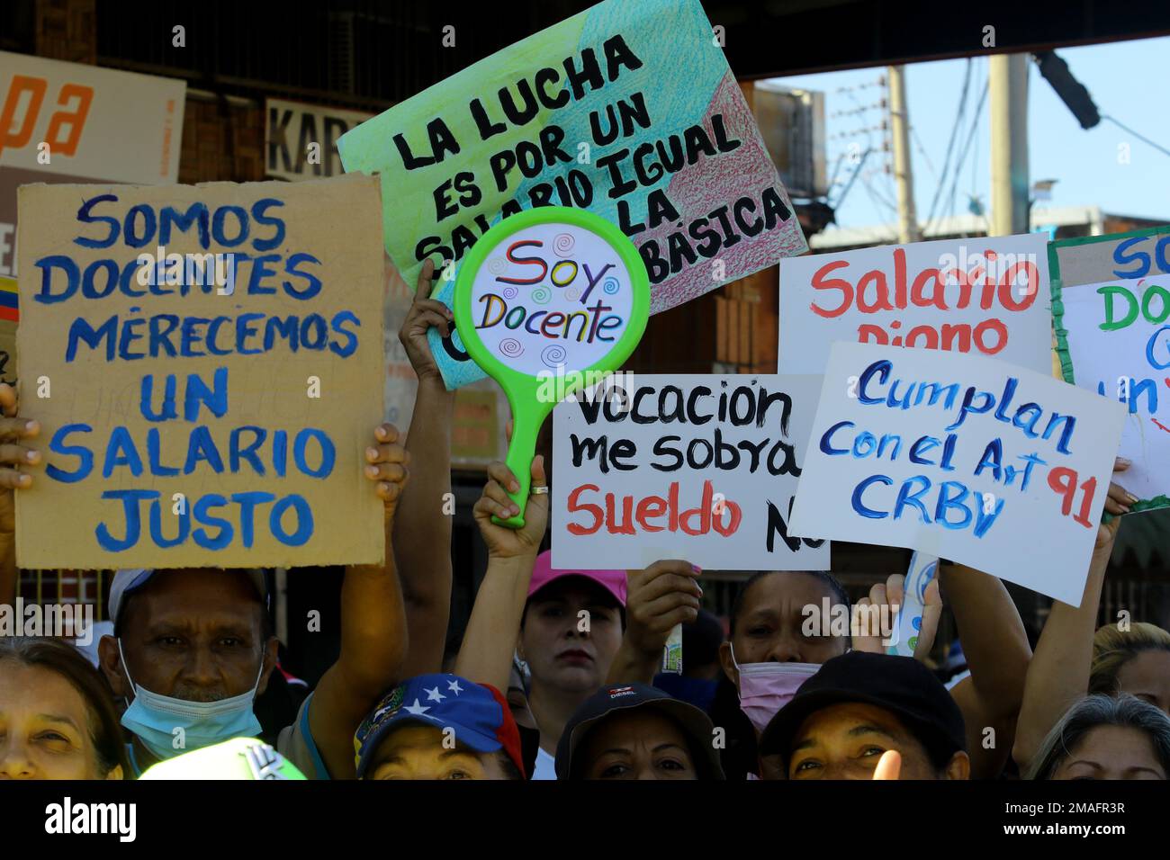 Valence, Carabobo, Venezuela. 19th janvier 2023. 19 janvier 2023. Un groupe d'éducateurs affiche des affiches dans une protestation des éducateurs, contre le Président Nicolas Maduro et exigeant de meilleures conditions de travail et des augmentations de salaire pour le personnel éducatif. La manifestation se déroule dans la ville de Valence, dans l'État de Carabobo, et a eu lieu dans les principales villes du Venezuela. Photo: Juan Carlos Hernandez (Credit image: © Juan Carlos Hernandez/ZUMA Press Wire) USAGE ÉDITORIAL SEULEMENT! Non destiné À un usage commercial ! Banque D'Images