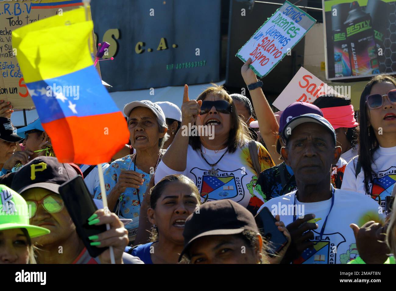 Valence, Carabobo, Venezuela. 19th janvier 2023. 19 janvier 2023. Un éducateur criait des slogans lors de la protestation des éducateurs, contre le président Nicolas Maduro et exigeant de meilleures conditions de travail et des augmentations de salaire pour le personnel éducatif. La manifestation se déroule dans la ville de Valence, dans l'État de Carabobo, et a eu lieu dans les principales villes du Venezuela. Photo: Juan Carlos Hernandez (Credit image: © Juan Carlos Hernandez/ZUMA Press Wire) USAGE ÉDITORIAL SEULEMENT! Non destiné À un usage commercial ! Banque D'Images
