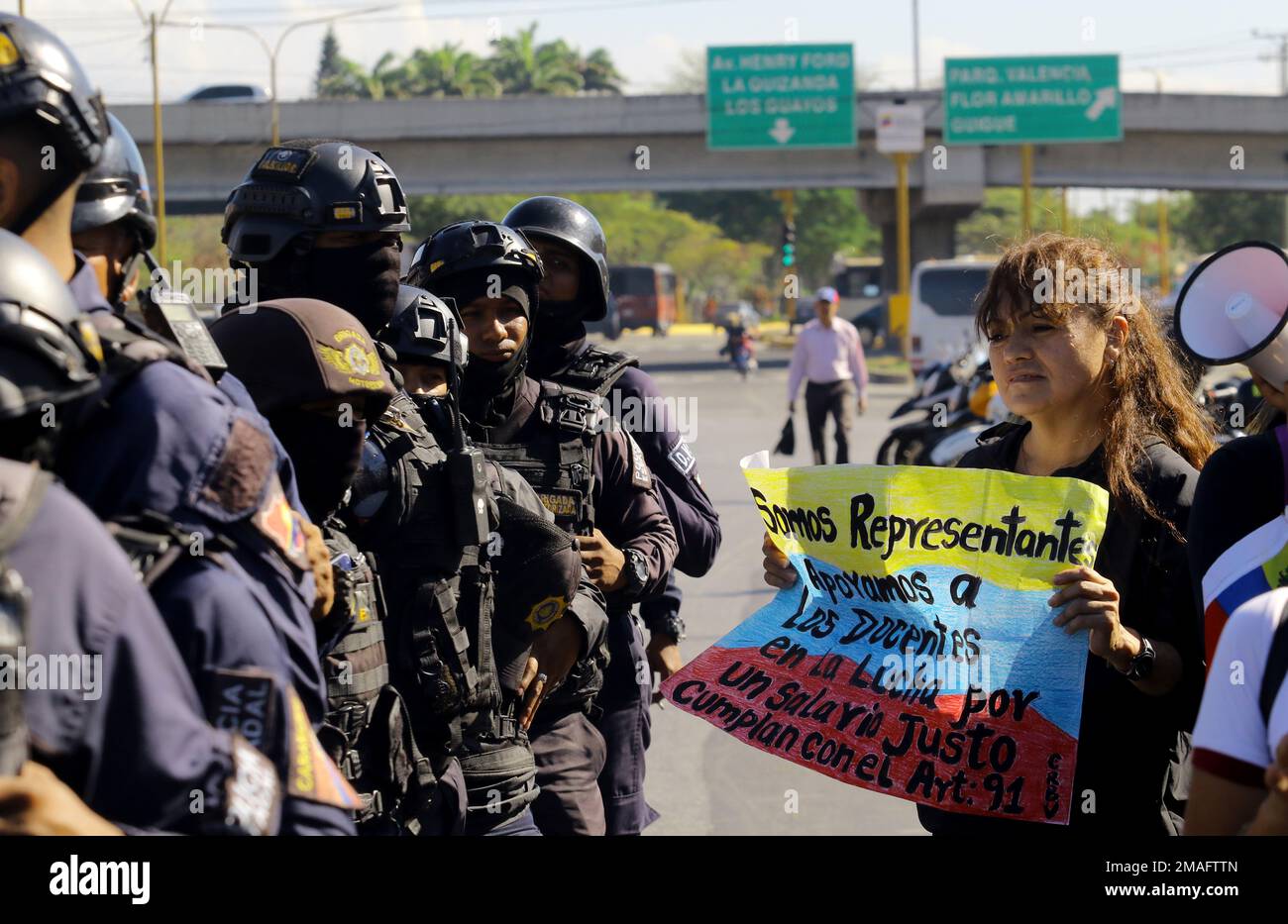 Valence, Carabobo, Venezuela. 19th janvier 2023. 19 janvier 2023. Un éducateur affiche des affiches dans une protestation des éducateurs, contre le Président Nicolas Maduro et exigeant de meilleures conditions de travail et des augmentations de salaire pour le personnel éducatif. La manifestation se déroule dans la ville de Valence, dans l'État de Carabobo, et a eu lieu dans les principales villes du Venezuela. Photo: Juan Carlos Hernandez (Credit image: © Juan Carlos Hernandez/ZUMA Press Wire) USAGE ÉDITORIAL SEULEMENT! Non destiné À un usage commercial ! Banque D'Images