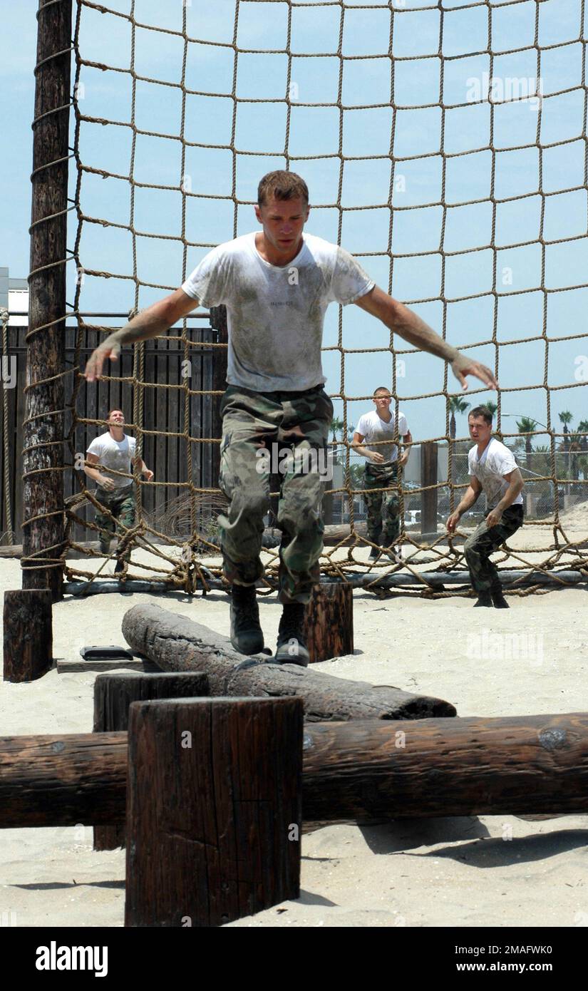 060727-N-9604C-265. [Complete] Scene Caption: 060727-N-9604C-265 (27 juillet 2006)deux marines de la marine américaine, Air, Les stagiaires en terre (PHOQUES) passent un cours d'obstacles lors d'une démonstration pour les membres de la National High School Coaching Association à l'école de démolition sous-marine de base du Naval Special Warfare Centre (NSWC) situé sur la base navale amphibie (NAB) Coronado, Californie (CA). La NSWC a accueilli 24 entraîneurs de lycées des États-Unis pour présenter leurs communautés de guerre et d'opérations spéciales dans le but des encourager à recruter des ind dévoués et disciplinés Banque D'Images