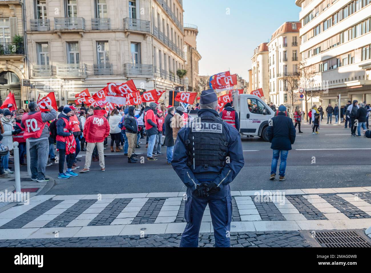Toulon, France. 19th janvier 2023. Un policier derrière les montres les manifestants passent par tous les syndicats représentant les employés ont appelé à une mobilisation contre la réforme des retraites présentée par le gouvernement d'Elisabeth borne et souhaitée par le président Emmanuel Macron. Environ 10 000 manifestants, selon le syndicat, ont formé le rassemblement à Toulon (Var). Crédit : SOPA Images Limited/Alamy Live News Banque D'Images