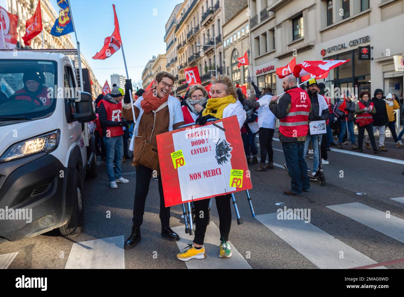 Toulon, France. 19th janvier 2023. Les manifestants du syndicat FO (Force Ouvriere) défilent pendant la manifestation. Tous les syndicats représentant les salariés ont appelé à une mobilisation contre la réforme des retraites présentée par le gouvernement d'Elisabeth borne et souhaitée par le président Emmanuel Macron. Environ 10 000 manifestants, selon le syndicat, ont formé le rassemblement à Toulon (Var). Crédit : SOPA Images Limited/Alamy Live News Banque D'Images