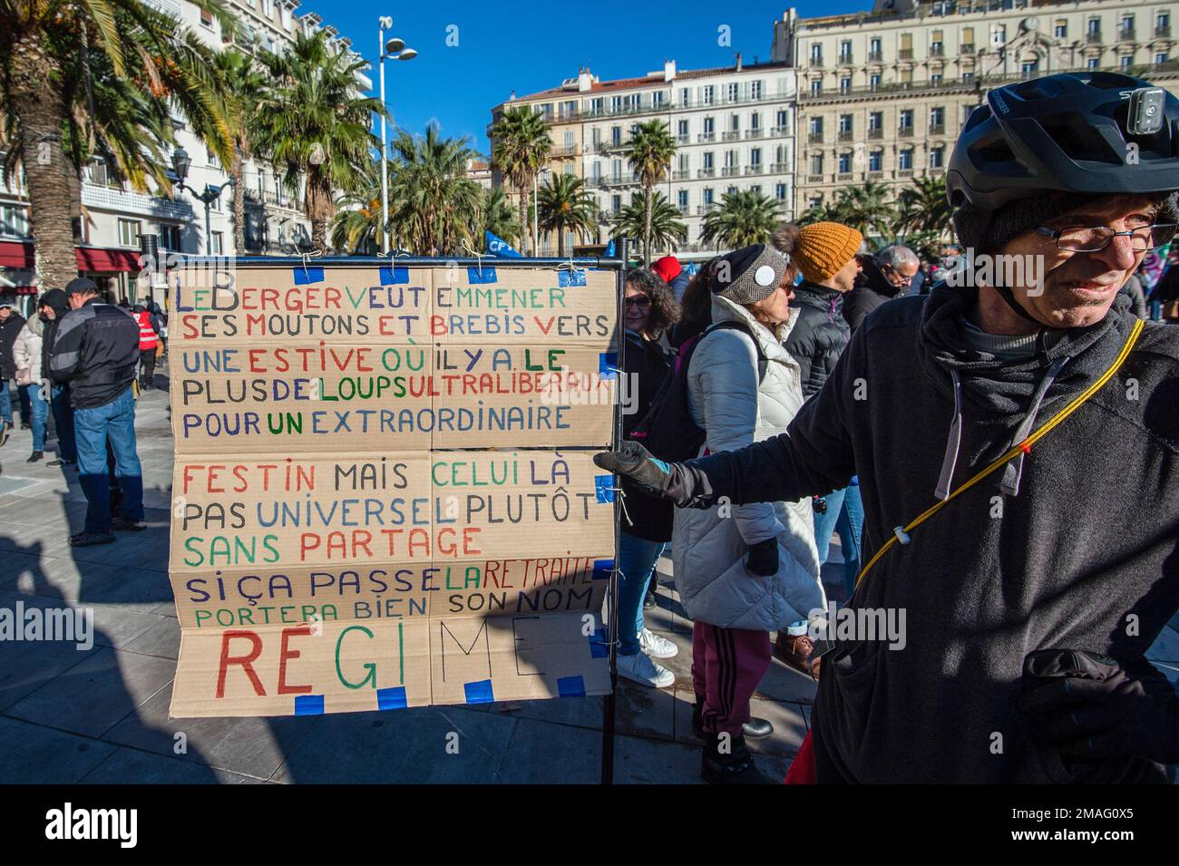Toulon, France. 19th janvier 2023. Un manifestant jaune tient une affiche pendant la démonstration. Tous les syndicats représentant les salariés ont appelé à une mobilisation contre la réforme des retraites présentée par le gouvernement d'Elisabeth borne et souhaitée par le président Emmanuel Macron. Environ 10 000 manifestants, selon le syndicat, ont formé le rassemblement à Toulon (Var). Crédit : SOPA Images Limited/Alamy Live News Banque D'Images