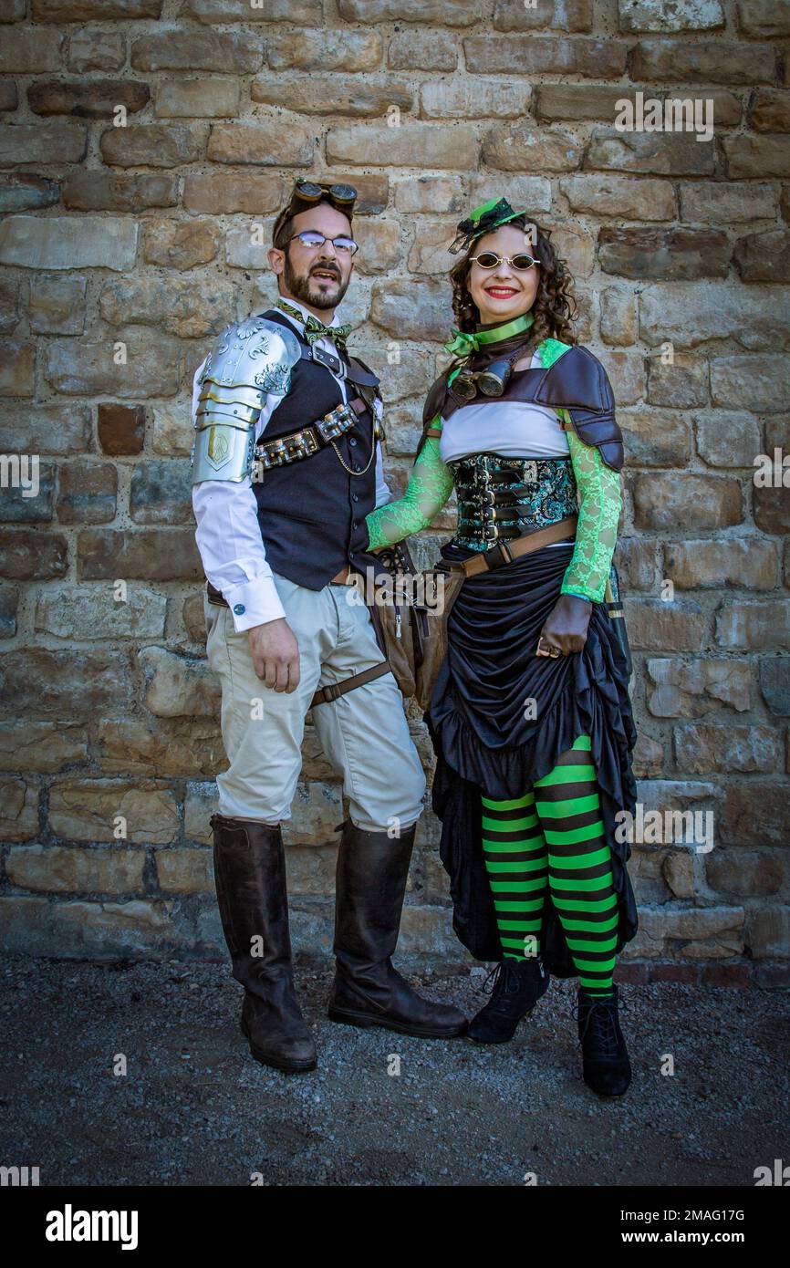 Portrait d'un beau couple de steampunk portant des vêtements rétro futuristes. Banque D'Images