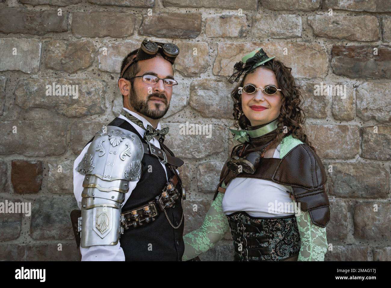 Portrait d'un beau couple de steampunk portant des vêtements rétro futuristes. Banque D'Images