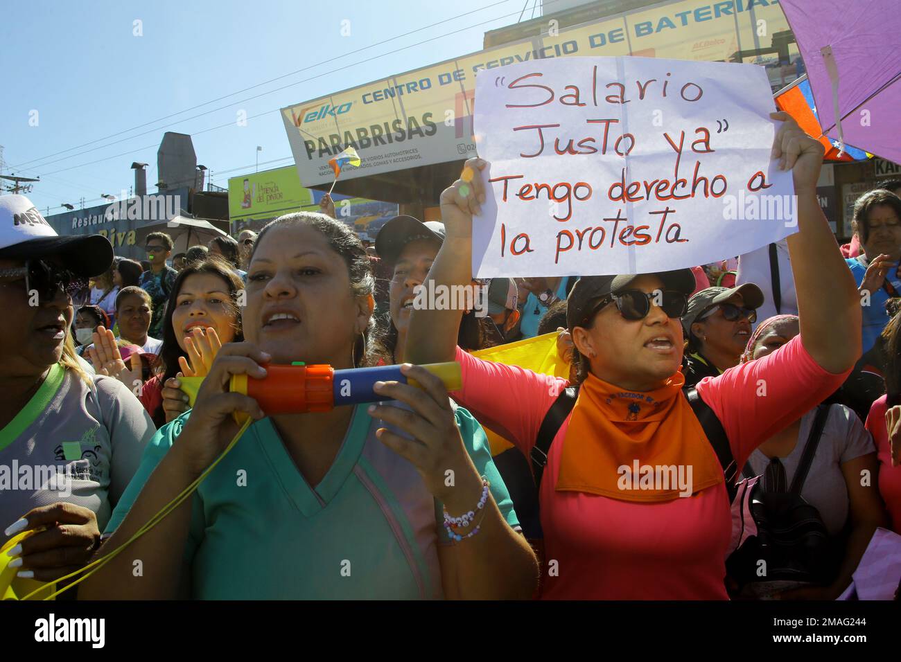 Valence, Carabobo, Venezuela. 19th janvier 2023. 19 janvier 2023. Un éducateur criait des slogans lors de la protestation des éducateurs, contre le président Nicolas Maduro et exigeant de meilleures conditions de travail et des augmentations de salaire pour le personnel éducatif. La manifestation se déroule dans la ville de Valence, dans l'État de Carabobo, et a eu lieu dans les principales villes du Venezuela. Photo: Juan Carlos Hernandez (Credit image: © Juan Carlos Hernandez/ZUMA Press Wire) USAGE ÉDITORIAL SEULEMENT! Non destiné À un usage commercial ! Banque D'Images