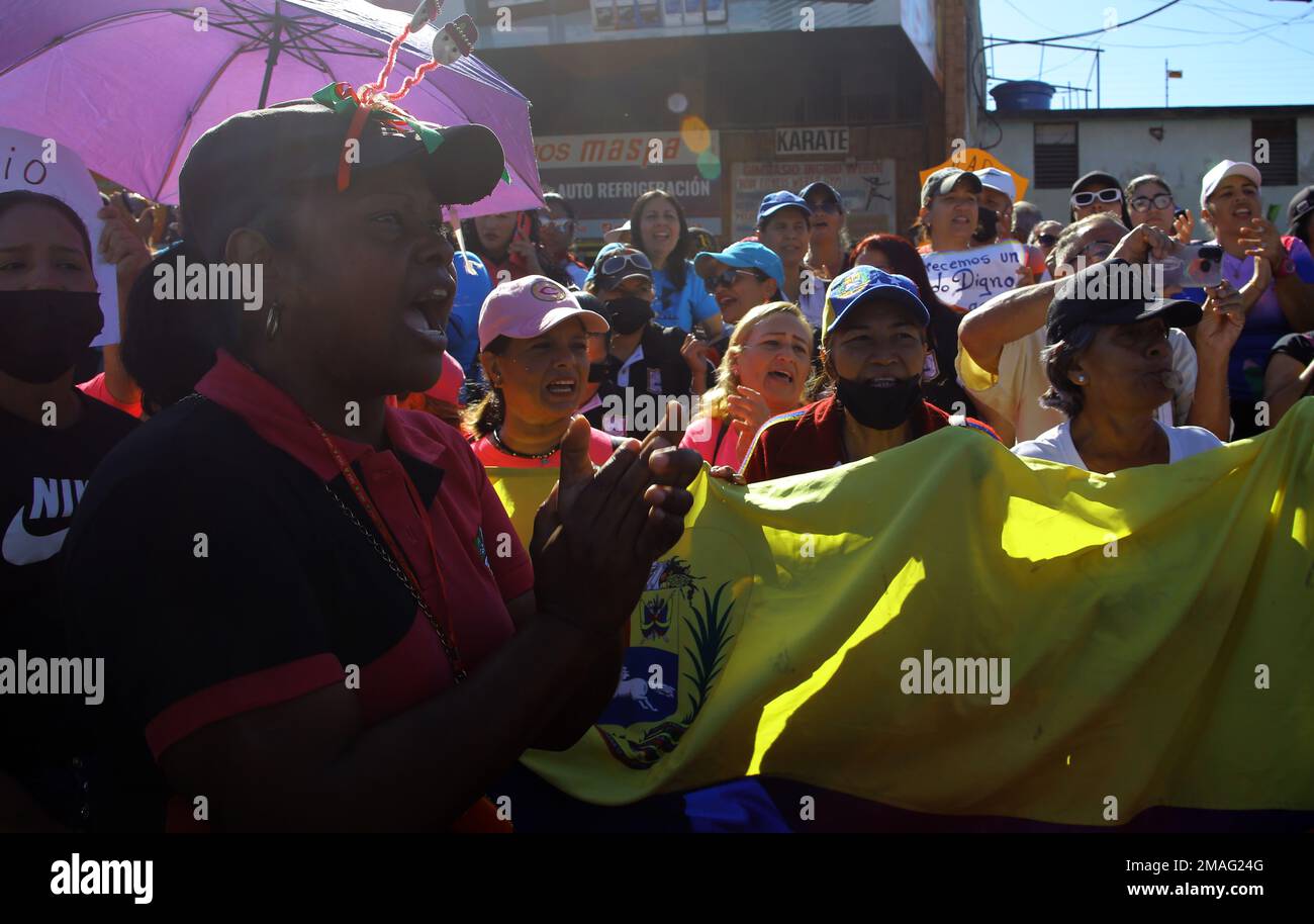 Valence, Carabobo, Venezuela. 19th janvier 2023. 19 janvier 2023. Un éducateur criait des slogans lors de la protestation des éducateurs, contre le président Nicolas Maduro et exigeant de meilleures conditions de travail et des augmentations de salaire pour le personnel éducatif. La manifestation se déroule dans la ville de Valence, dans l'État de Carabobo, et a eu lieu dans les principales villes du Venezuela. Photo: Juan Carlos Hernandez (Credit image: © Juan Carlos Hernandez/ZUMA Press Wire) USAGE ÉDITORIAL SEULEMENT! Non destiné À un usage commercial ! Banque D'Images