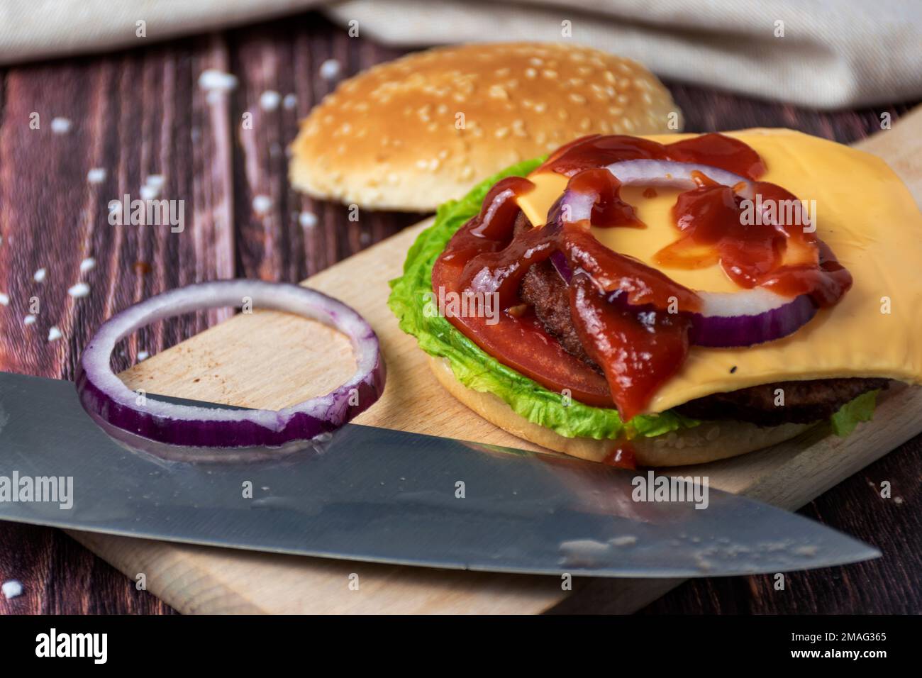Cheesebnurger sur une table Banque D'Images