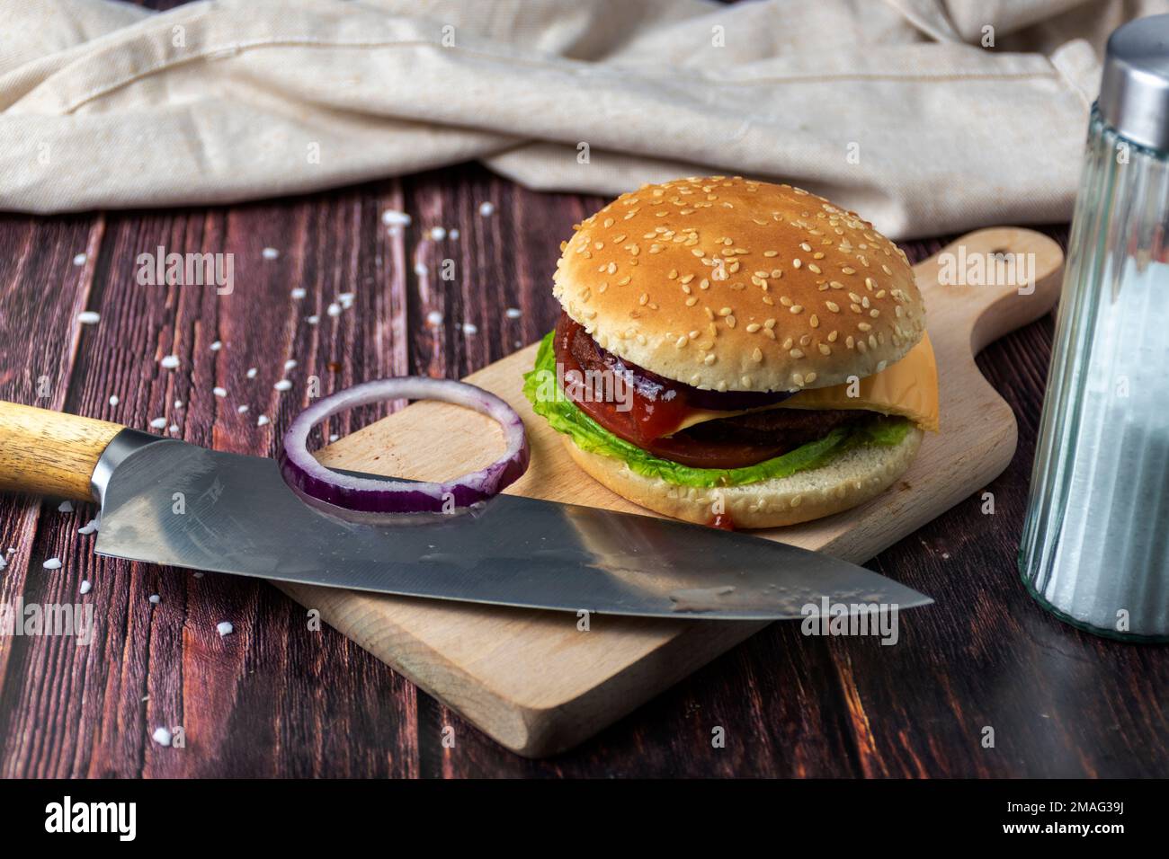 Cheesebnurger sur une table Banque D'Images