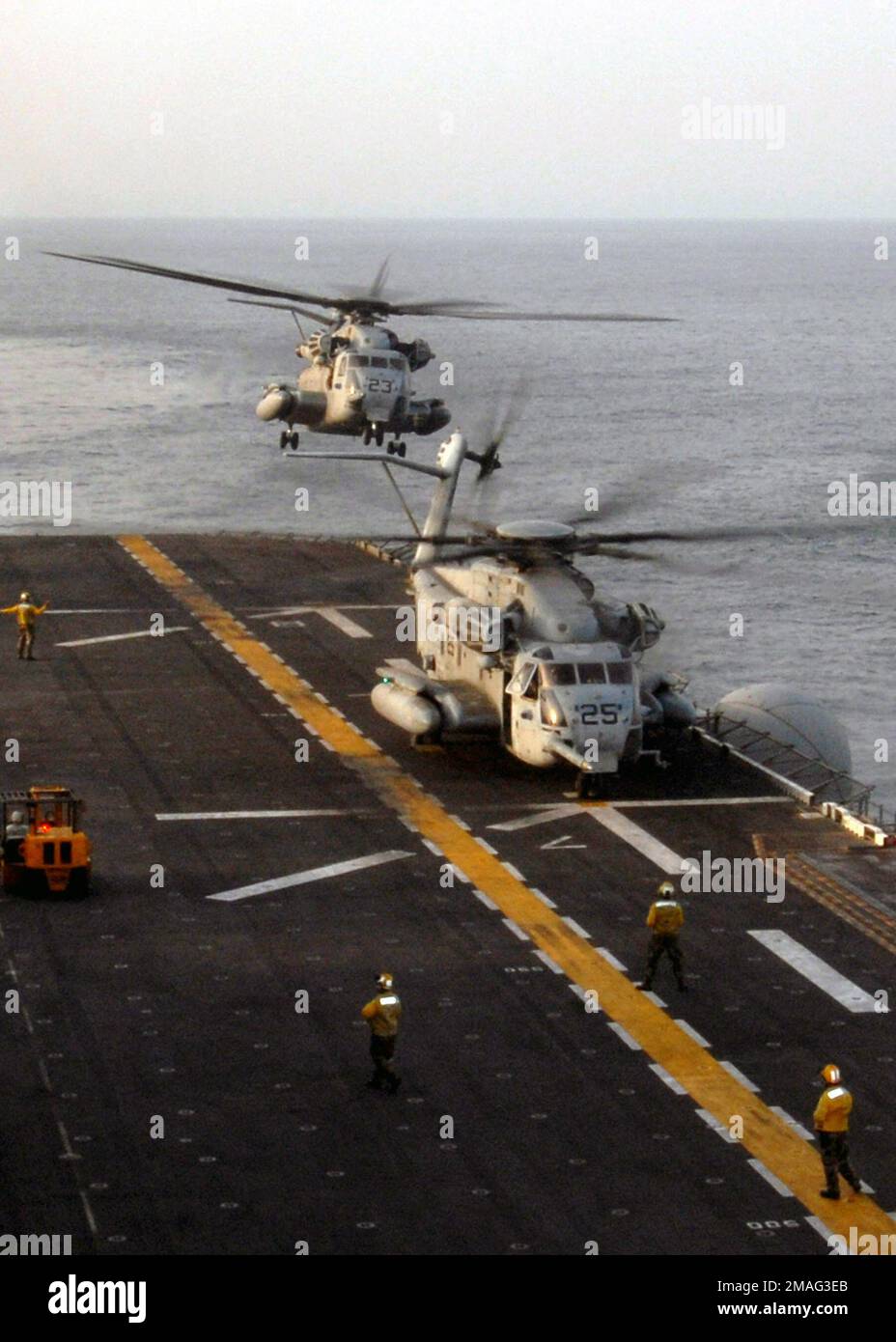 060824-N-4856C-011. Base : USS Iwo Jima (LHD 7) scène Major Command illustré : USS Iwo JIMA (LHD 7) Banque D'Images