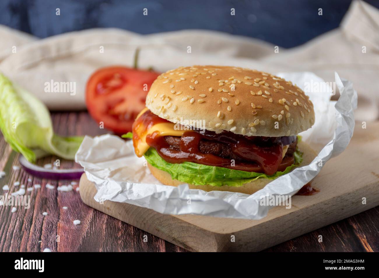 Cheesebnurger sur une table Banque D'Images