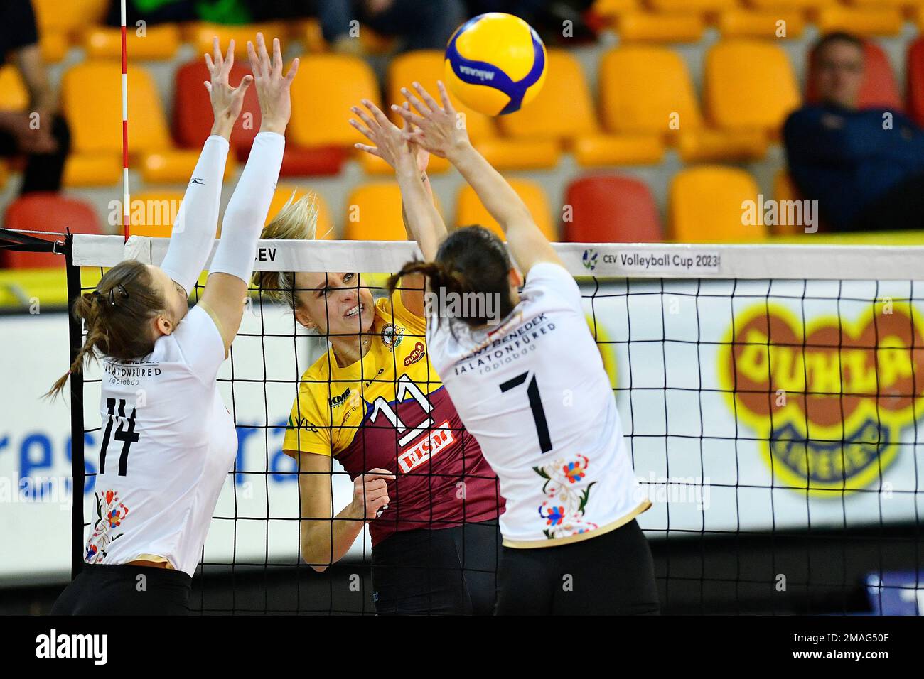 Liberec, République tchèque. 19th janvier 2023. L-R Dejana Lekic (Balatonfured), Nikola Kvapilova (Liberec) et Bianka Evelin Orosz (Balatonfured) en action pendant la Ligue des champions du CEV Volley 2023, 8th finales, match Dukla Liberec contre Szent Benedek Balatonfured, on 19 janvier 2023, en République Tchèque. Crédit: Radek Petrasek/CTK photo/Alay Live News Banque D'Images