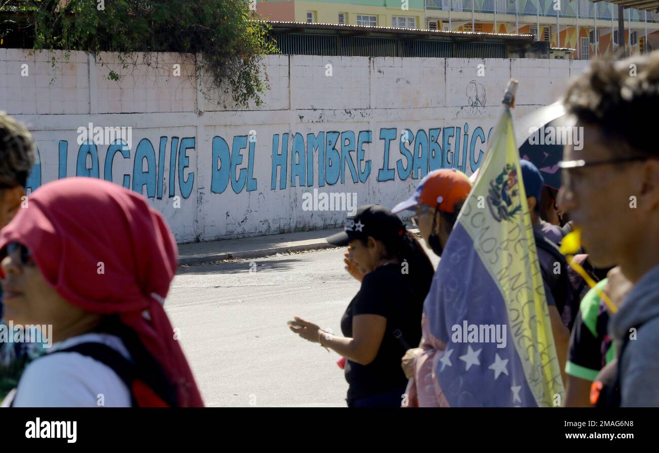 Valence, Carabobo, Venezuela. 19th janvier 2023. 19 janvier 2023. Ils protestent contre les bas salaires et n'ont pas assez pour couvrir les dépenses de base du panier de nourriture, et ils passent, ironiquement, dans une rue populaire appelée ''Calle el Hunger'' dans le secteur de la Isabelica. La protestation des éducateurs, contre le président Nicolas Maduro et exigeant de meilleures conditions de travail et des augmentations de salaire pour le personnel éducatif. La manifestation se déroule dans la ville de Valence, dans l'État de Carabobo, et a eu lieu dans les principales villes du Venezuela. Photo: Juan Carlos Hernandez (Credit image: © Juan Carlos Hernandez/ZUMA Press Wire) Ed Banque D'Images
