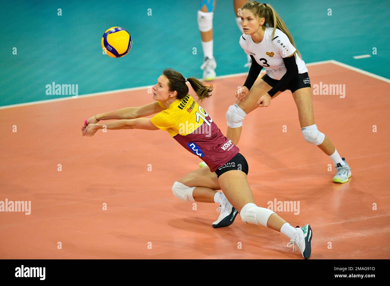 Liberec, République tchèque. 19th janvier 2023. L-R Petra Kojdova et Lucie Kolarova (les deux Liberec) en action pendant la Ligue des champions du CEV Volley 2023, 8th finales, match Dukla Liberec -vs Szent Benedek Balatonfured, on 19 janvier 2023, à Liberec, République Tchèque. Crédit: Radek Petrasek/CTK photo/Alay Live News Banque D'Images