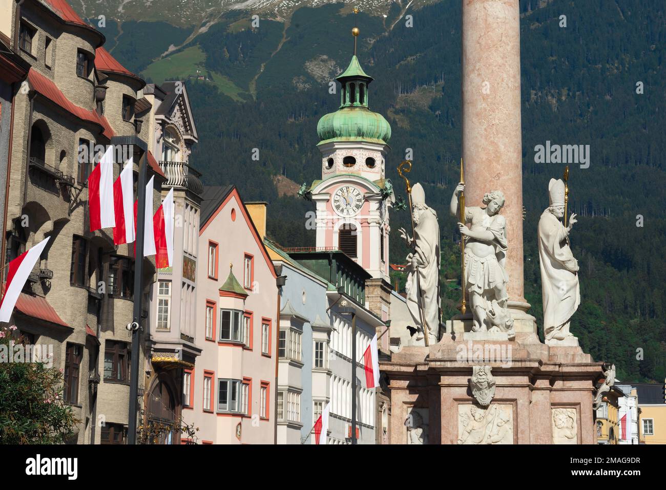 Innsbruck Autriche, vue sur une gamme d'architecture baroque tyrolienne située dans Maria Theresien Strasse, dans le centre historique d'Innsbruck, Autriche Banque D'Images