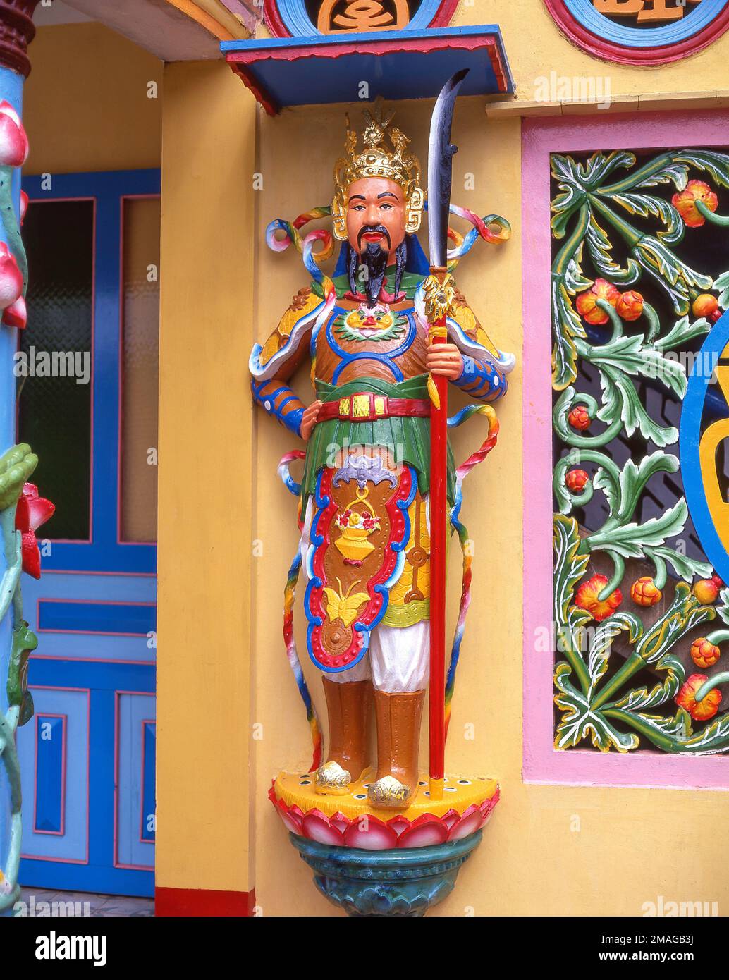 Colonnes colorées et statue, Tan an Thanh That Pagoda, delta du Mékong, sud du Vietnam, République socialiste du Vietnam Banque D'Images