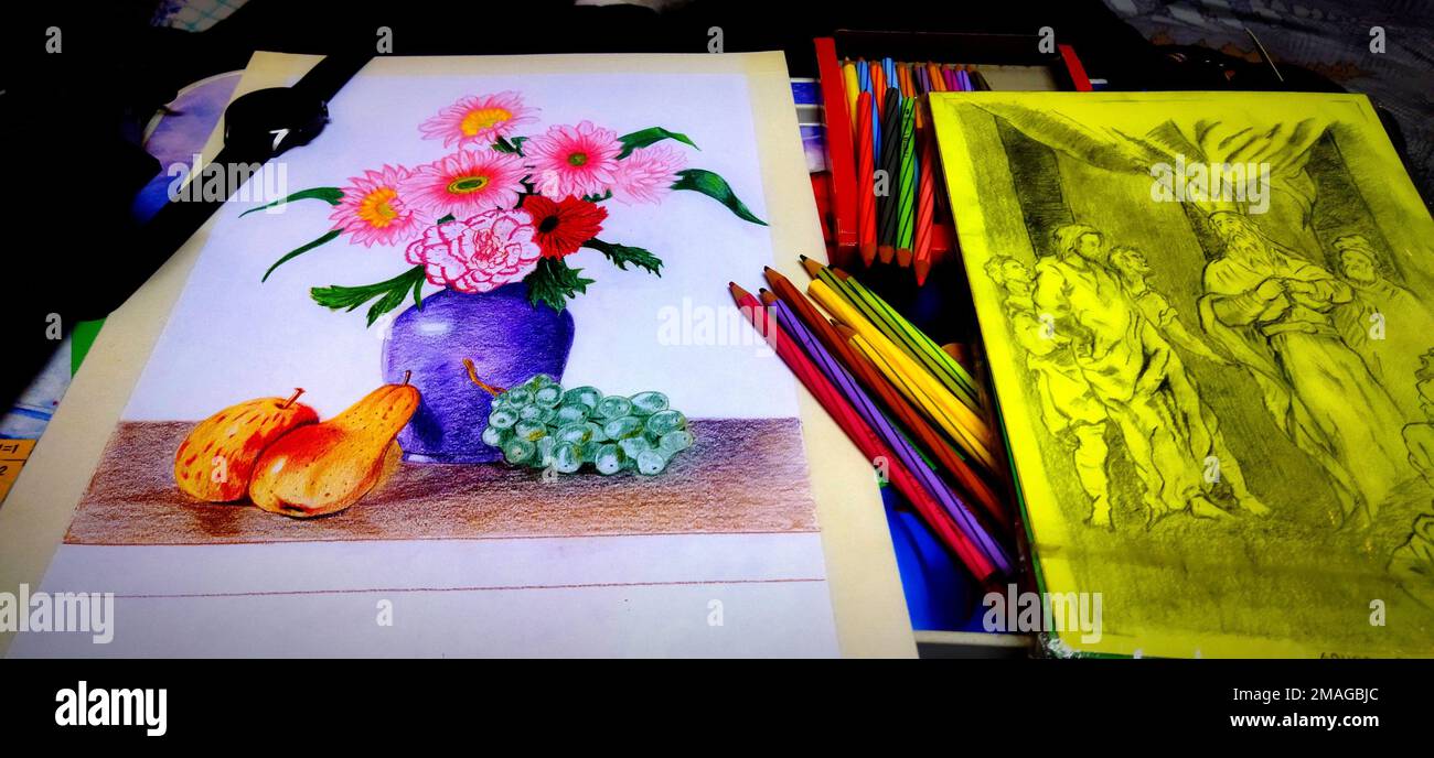Un dessin de couleur pastel à l'huile pour un pot de fleur avec des crayons et d'autres images autour Banque D'Images