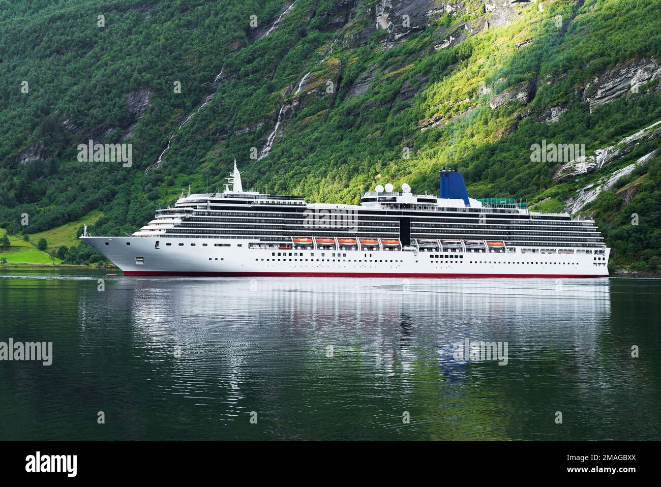 Bateau de croisière dans le fjord. Geirangerfjord, près de la ville de Geiranger, Norvège Banque D'Images