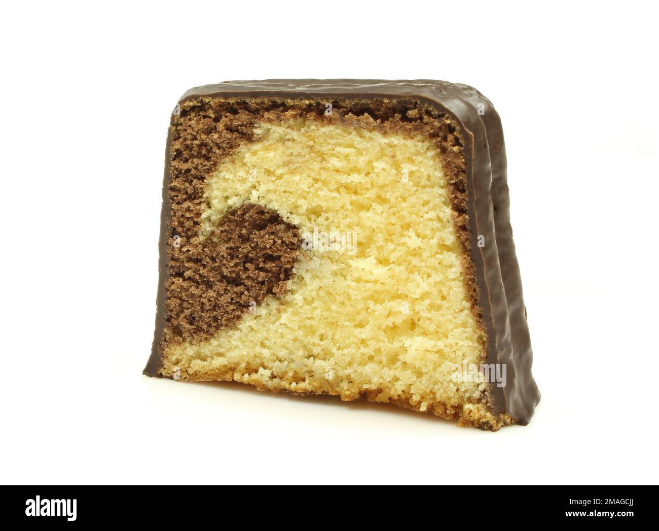 Tranche de gâteau en marbre recouvert de chocolat isolée sur fond blanc Banque D'Images