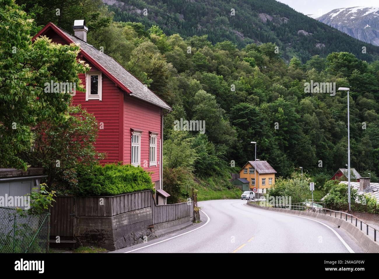 Norvège, Odda, 06 juillet 2017: Village norvégien dans une vallée de montagne Banque D'Images