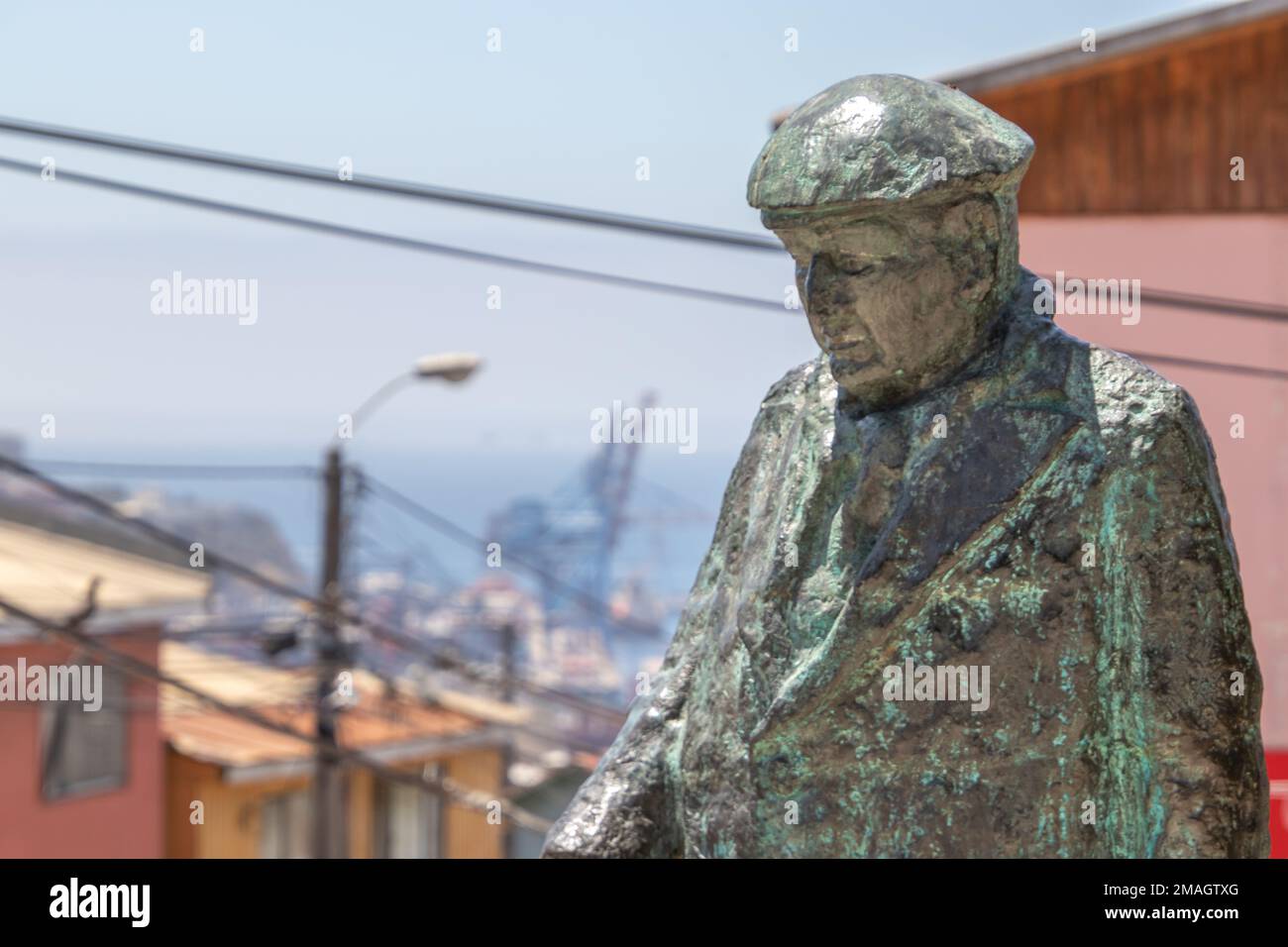 Valparaiso, Chili - 5 décembre 2022 : statue de Pablo Neruda sur une place près de la Sebastiana, la maison où ce poète a vécu à Valparaiso Banque D'Images