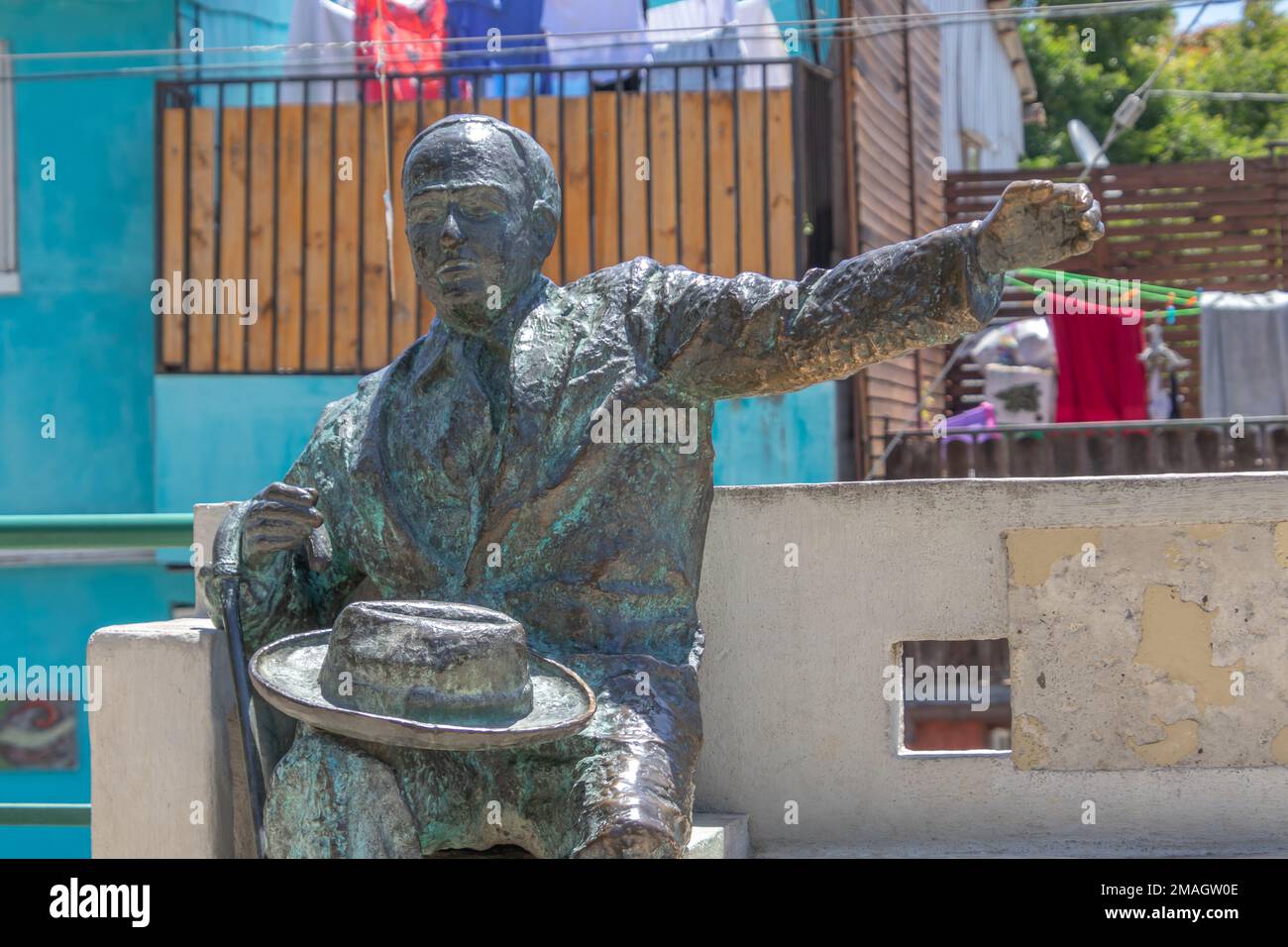 Valparaiso, Chili - 5 décembre 2022 : statue de Pablo Neruda sur une place près de la Sebastiana, la maison où ce poète a vécu à Valparaiso Banque D'Images