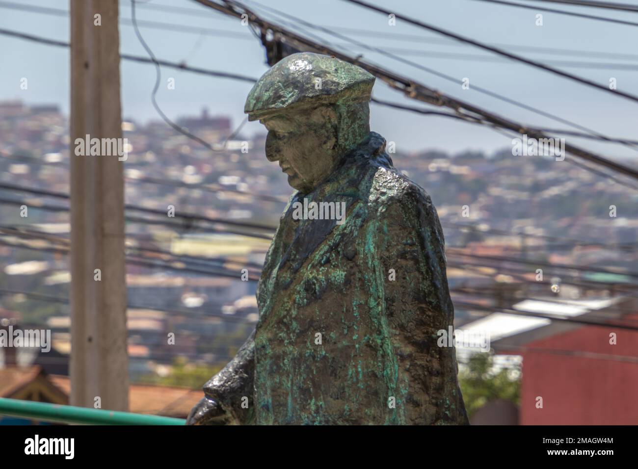 Valparaiso, Chili - 5 décembre 2022 : statue de Pablo Neruda sur une place près de la Sebastiana, la maison où ce poète a vécu à Valparaiso Banque D'Images
