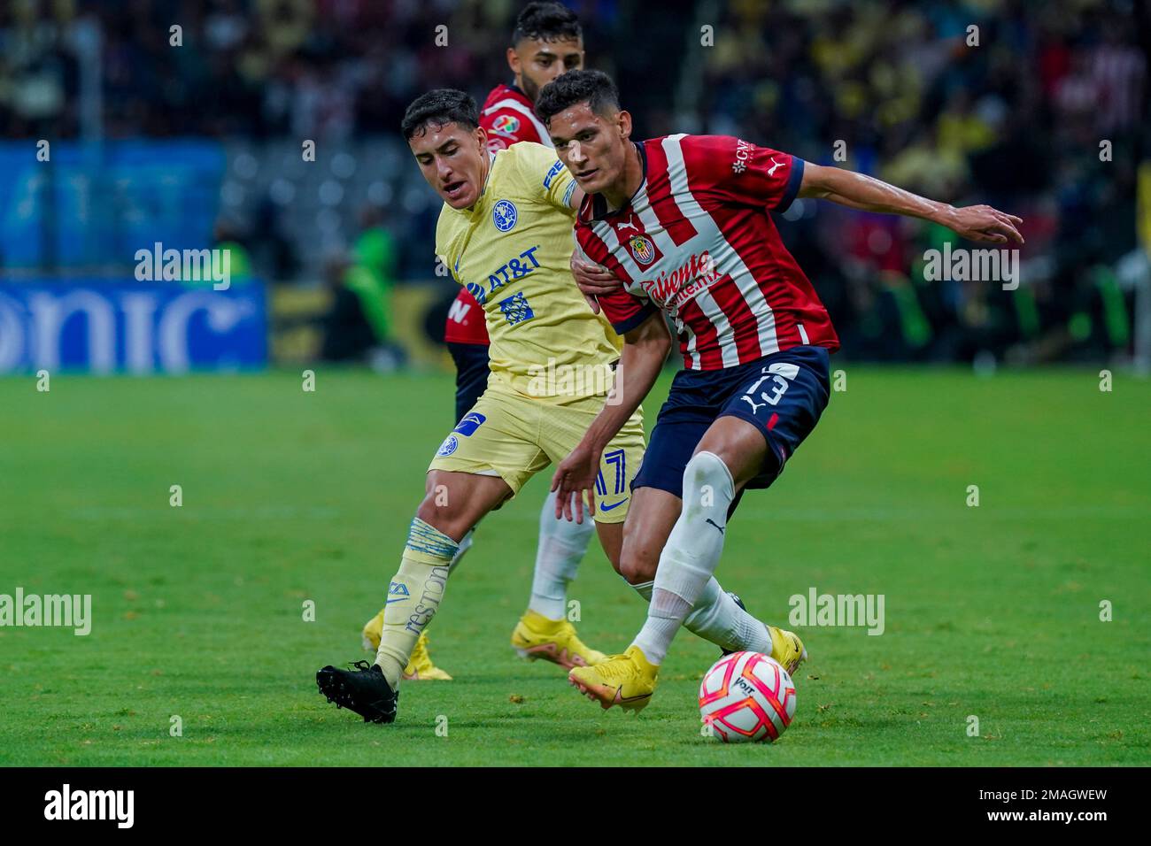 Guadalajara's Jesus Orozco, right, and America's Alejandro Zendejas vie for the ball during a Mexican soccer league match at Azteca stadium in Mexico City, Saturday, Sept. 17, 2022. (AP Photo/Fernando Llano) Banque D'Images