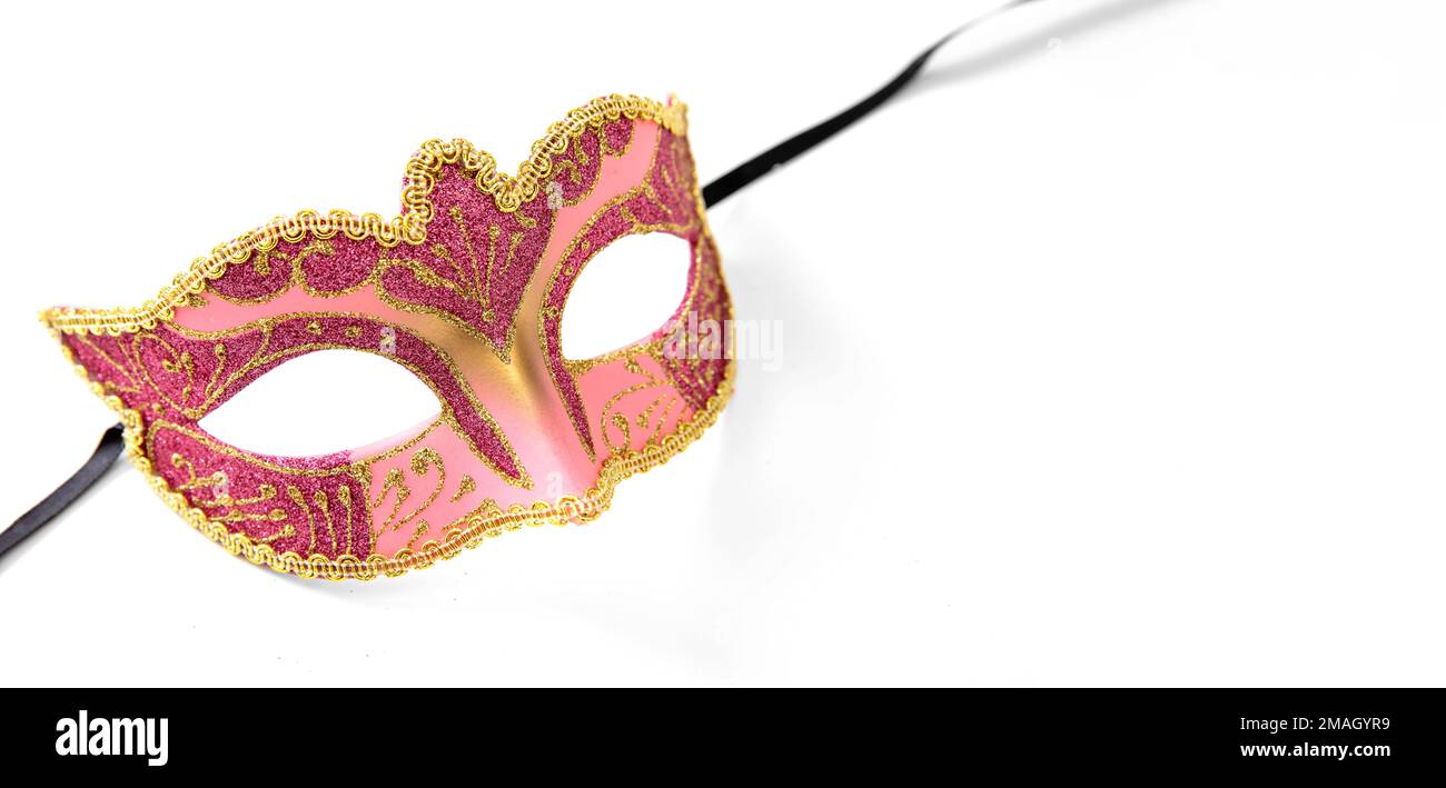Carnaval masque vénitien couleur rose avec décoration dorée isolée sur fond blanc, espace copie, bannière Banque D'Images