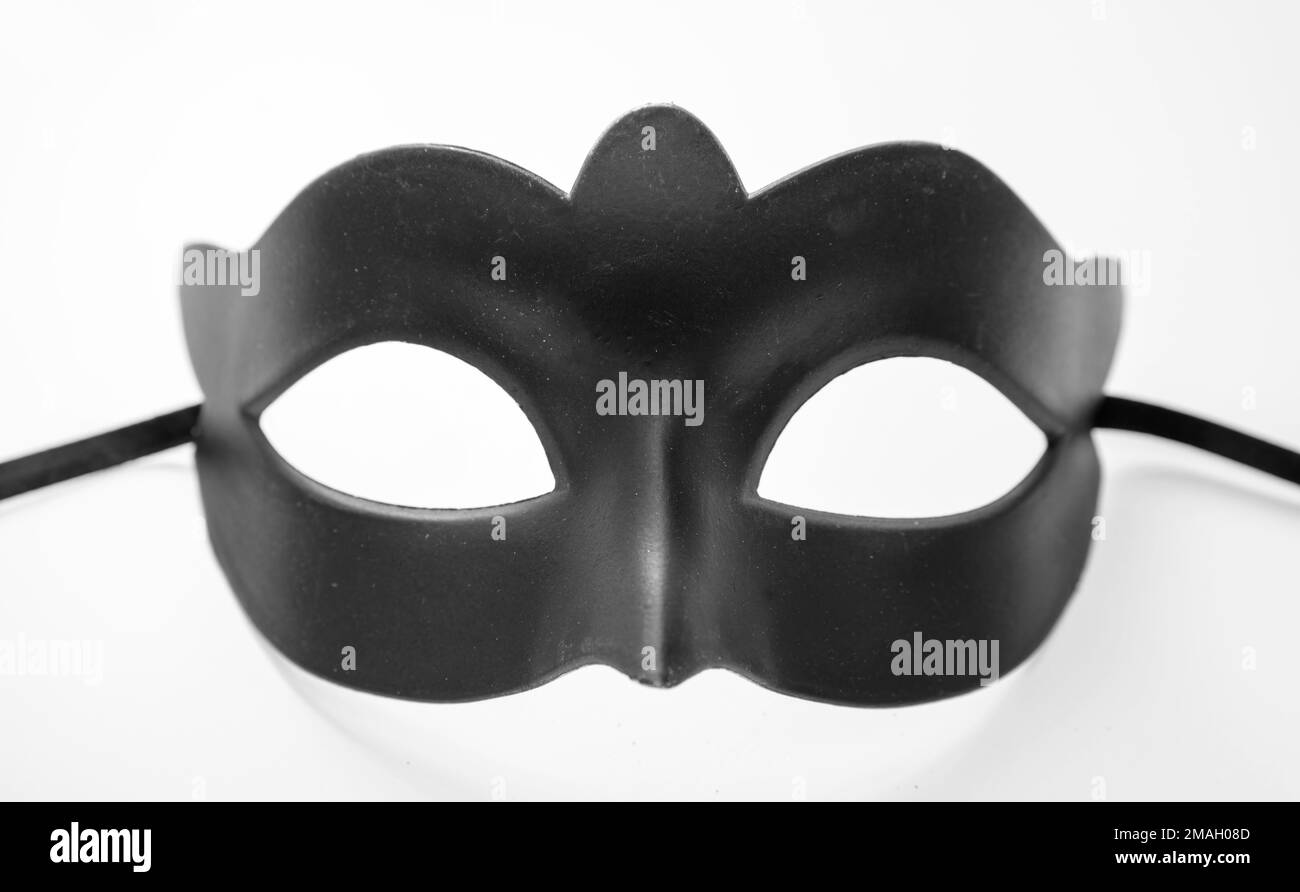 Carnival Venetian masque noir de couleur isolée sur fond blanc Banque D'Images