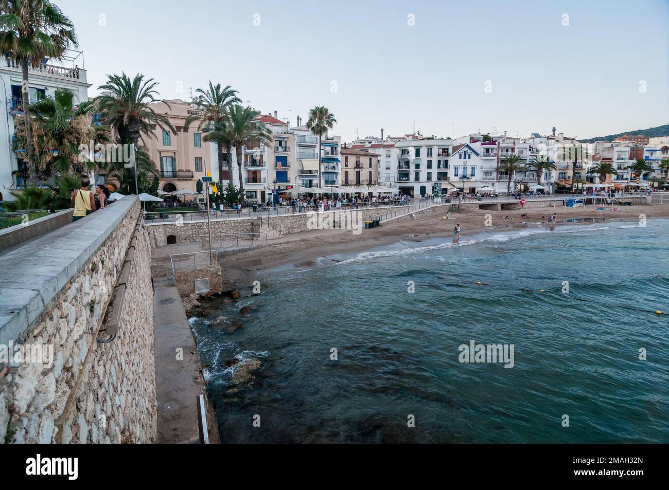 front de mer de sitges, promenade, terrasses de bars, Sitges, Catalogne, Espagne Banque D'Images