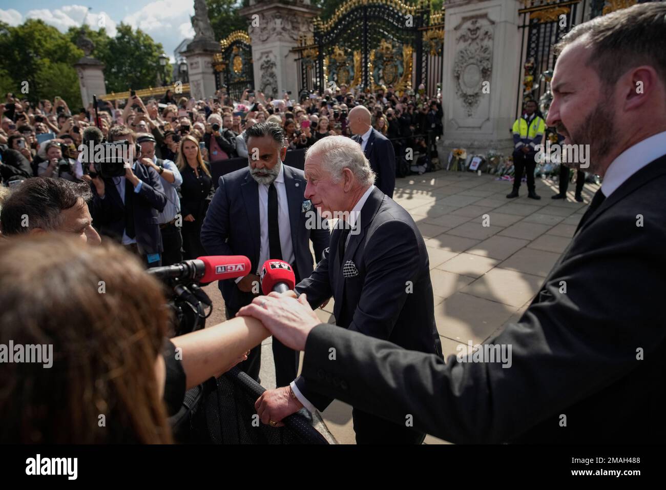 FILE - King Charles III answers questions from the media after greeting mourners outside Buckingham Palace in London, Friday, Sept. 9, 2022. Plans by news organizations that have been in place for years — even decades — to cover the death of Queen Elizabeth II were triggered and tested when the event took place. London has been inundated with journalists, with more headed to the city for the funeral services on Monday. (AP Photo/Christophe Ena, File) Banque D'Images