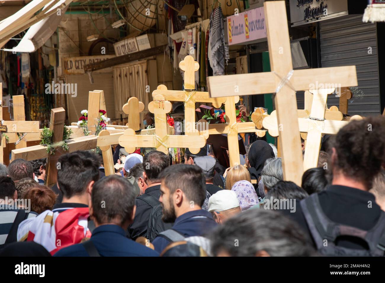 Jérusalem - 22 avril 2022: Les pèlerins chrétiens commémorent le chemin que Jésus a porté sa croix le jour de sa crucifixion le long de la via Dolorosa Banque D'Images