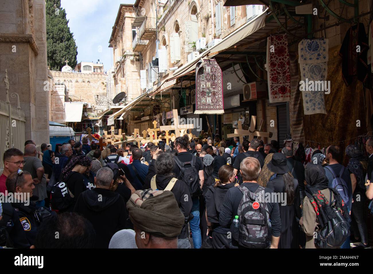 Jérusalem - 22 avril 2022: Les pèlerins chrétiens commémorent le chemin que Jésus a porté sa croix le jour de sa crucifixion le long de la via Dolorosa Banque D'Images