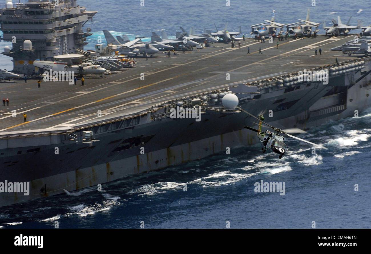 070413-N-0684R-420. Base: Mer d'Arabie Banque D'Images